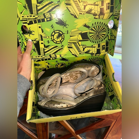 Fly London 39 sandal silver NEW - Picture 2 of 5